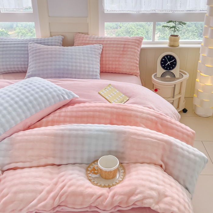 91家纺网 家纺一手货源 找家纺 言熙居2024新款-A面泡芙绒B面全消光8到9斤牛奶绒三四件套 泡芙-粉蓝