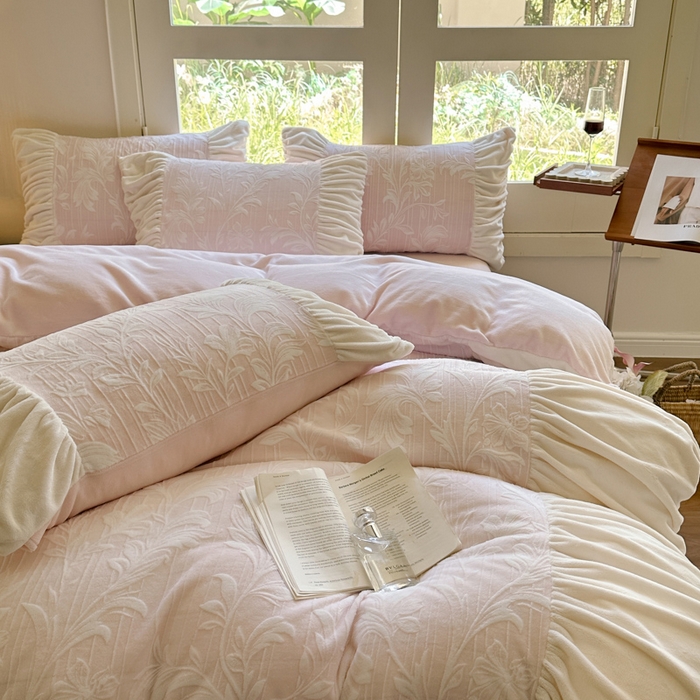 91家纺网 家纺一手货源 找家纺 慕澄家纺 2024新款法式轻奢款琢色烂花牛奶绒四件套 奶昔