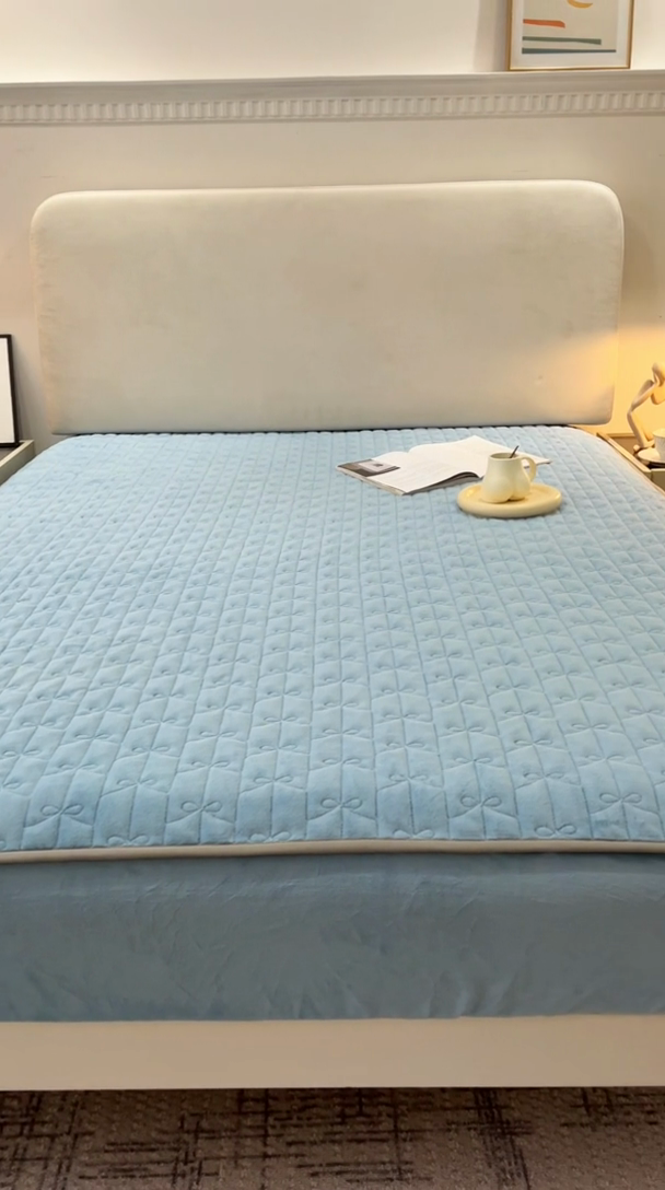 91家纺网 家纺一手货源 找家纺 LADYCOCO可可家居 2024新款超柔牛奶绒夹棉保暖床笠 蓝色