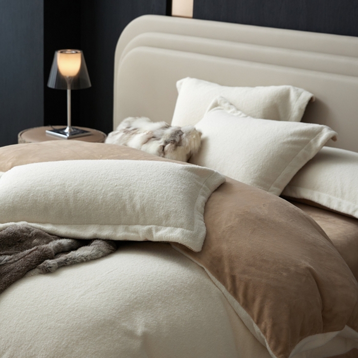 91家纺网 家纺一手货源 找家纺 金奇达家纺 2025秋冬保暖加厚绒类四件套多莉羊绒-德尔菲 月光白