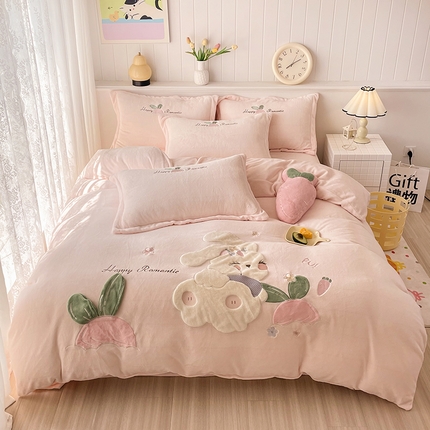 91家纺网 家纺一手货源 找家纺 （总）金绣美居 2025新款牛奶绒兔毛绒贴布绣花保暖四件套-萝卜兔