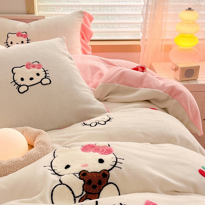 91家纺网 家纺一手货源 找家纺 绒世界 2024秋冬新款卡通毛巾绣牛奶绒四件套 kt猫白