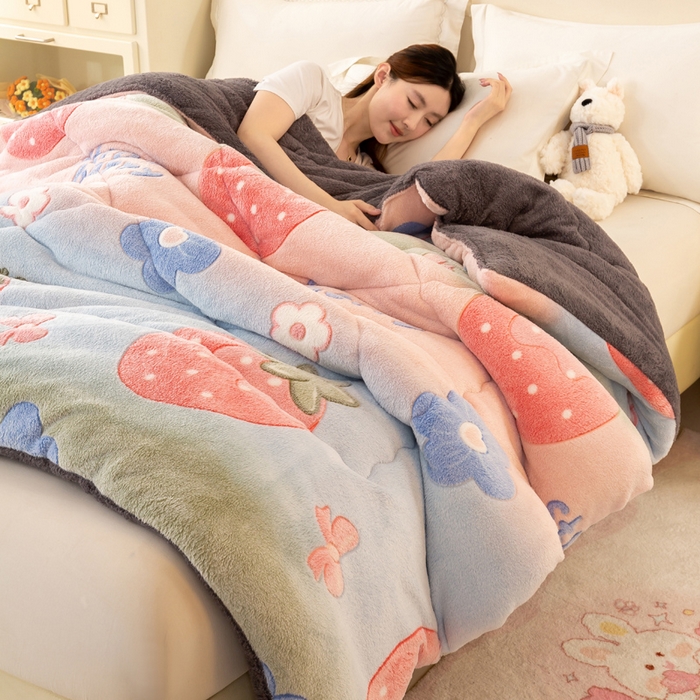 91家纺网 家纺一手货源 找家纺 好梦来家纺（原锦茂家纺） 2025新款印花款A类雪花绒冬被羊羔绒冬被被芯冬季牛奶绒冬被 缤纷草莓