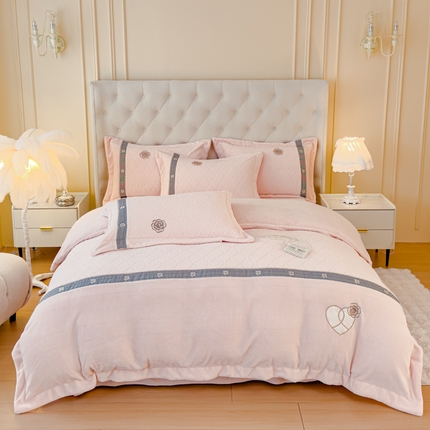 木兰花 2024新款A类230克全消光5D雕花宽边牛奶绒床单款贴布绣花工艺四件套（控价268起） 柚见山茶-粉玉  