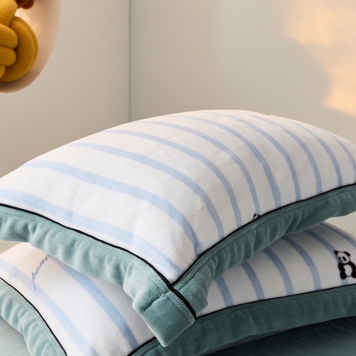 91家纺网 家纺一手货源 找家纺 LADYCOCO可可家居 单枕套-2024新款牛奶绒数码印花单品系列 条纹熊猫蓝+蓝色