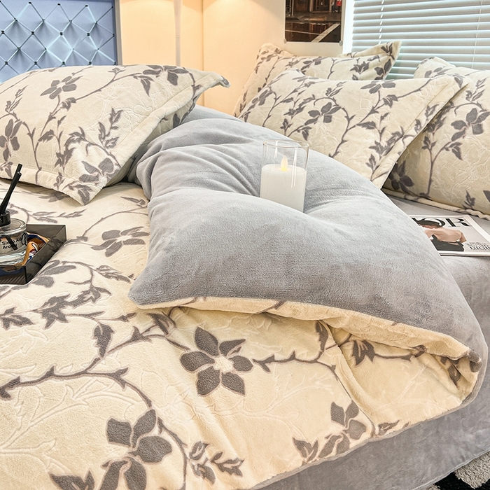 91家纺网 家纺一手货源 找家纺 慕尚 2025新款高克重保暖双色雕花绒被套单件 藤蔓-米灰