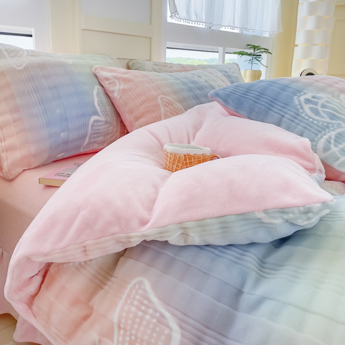 91家纺网 家纺一手货源 找家纺 言熙居2024新款-A面泡芙绒B面全消光8到9斤牛奶绒三四件套 蝴蝶-粉蓝