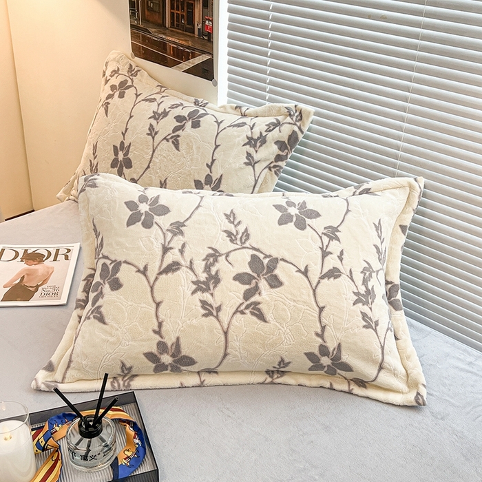 91家纺网 家纺一手货源 找家纺 慕尚 2025新款高克重保暖双色雕花绒枕套单件 藤蔓-米灰