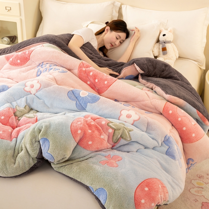 91家纺网 家纺一手货源 找家纺 好梦来家纺（原锦茂家纺） 2025新款印花款A类雪花绒冬被羊羔绒冬被被芯冬季牛奶绒冬被 缤纷草莓