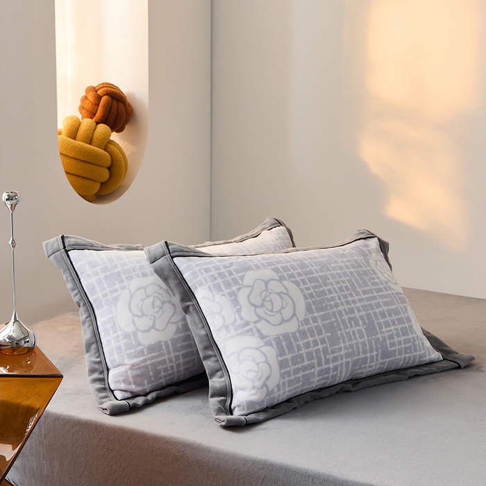 91家纺网 家纺一手货源 找家纺 LADYCOCO可可家居 单枕套-2024新款牛奶绒数码印花单品系列 山茶花浅灰+灰色