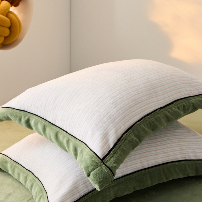 91家纺网 家纺一手货源 找家纺 LADYCOCO可可家居 单枕套-2024新款牛奶绒数码印花单品系列 细条纹玉粉+深绿