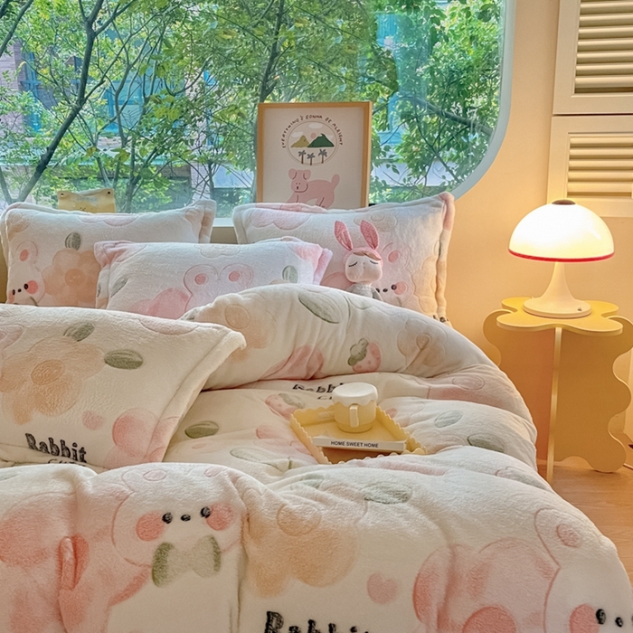 91家纺网 家纺一手货源 找家纺 慕尚 2025新款高克重印花雪花绒被套单件 草莓兔