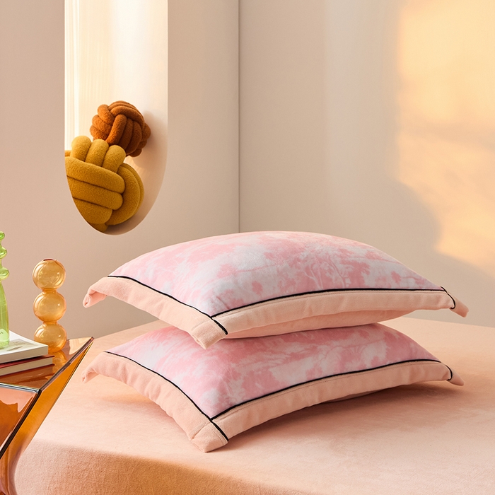 91家纺网 家纺一手货源 找家纺 LADYCOCO可可家居 单枕套-2024新款牛奶绒数码印花单品系列 雾里看花浅粉+玉粉