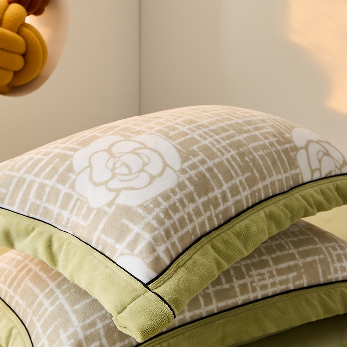 91家纺网 家纺一手货源 找家纺 LADYCOCO可可家居 单枕套-2024新款牛奶绒数码印花单品系列 山茶花浅绿+果绿