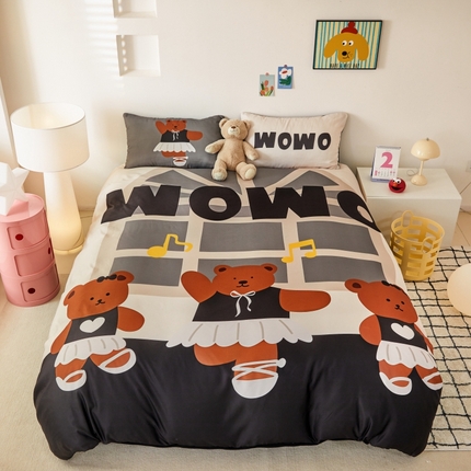 91家纺网 家纺一手货源 找家纺 花伞家居 2024新款大阪卡通数码印花磨毛水洗棉加厚四件套   芭蕾舞熊