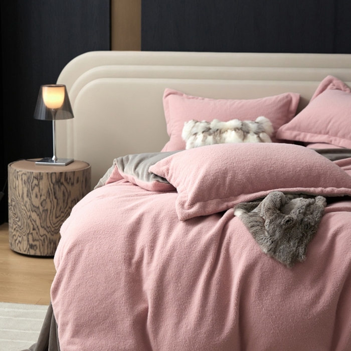 91家纺网 家纺一手货源 找家纺 金奇达家纺 2025秋冬保暖加厚绒类四件套多莉羊绒-德尔菲 糯米粉