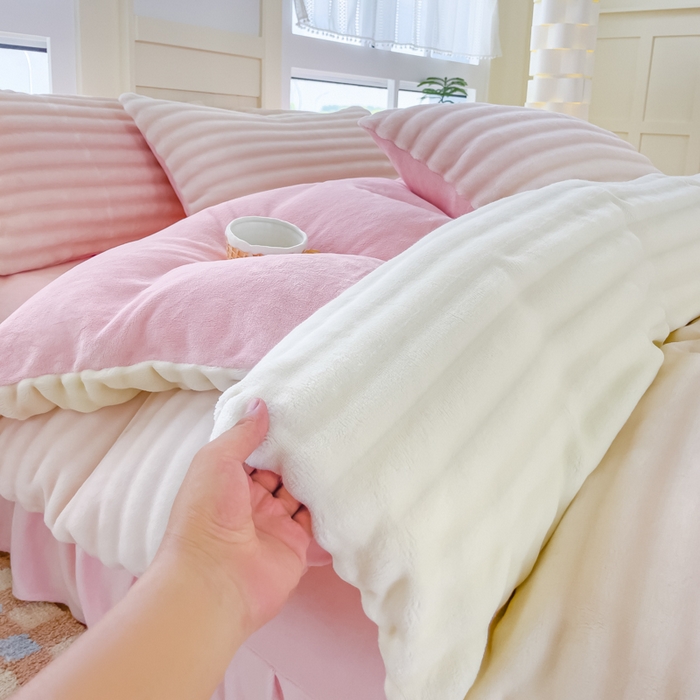 91家纺网 家纺一手货源 找家纺 言熙居2024新款-A面泡芙绒B面全消光8到9斤牛奶绒三四件套 泡芙-粉白