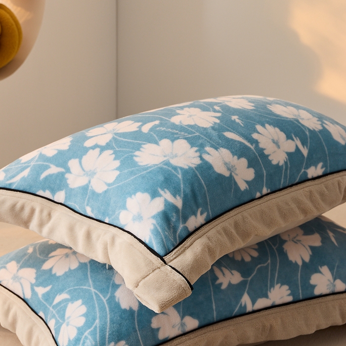 91家纺网 家纺一手货源 找家纺 LADYCOCO可可家居 单枕套-2024新款牛奶绒数码印花单品系列 风叶蓝色+卡其色