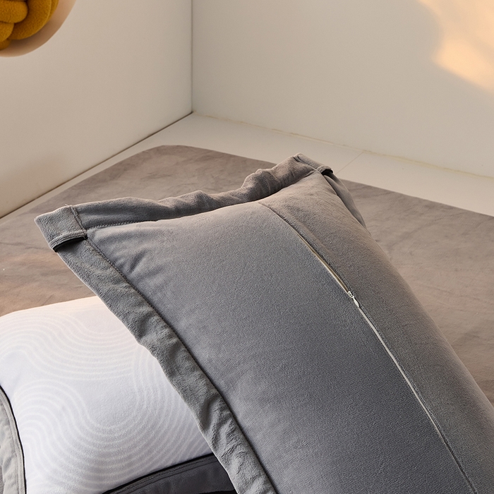 91家纺网 家纺一手货源 找家纺 LADYCOCO可可家居 单枕套-2024新款牛奶绒数码印花单品系列 知音浅灰+灰色