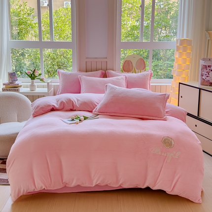 91家纺网 家纺一手货源 找家纺 （总）可思家纺 2024新款法莱绒宝宝绒婴儿绒绣花牛奶绒四件套-山茶花系列