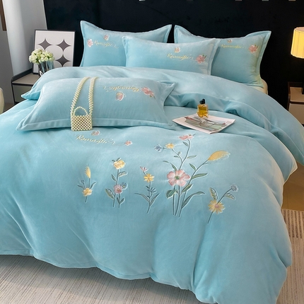 91家纺网 家纺一手货源 找家纺 （总）孟鑫家纺 2025新款大版绣花牛奶绒四件套刺绣花卉高克重宝宝绒-秘密花园