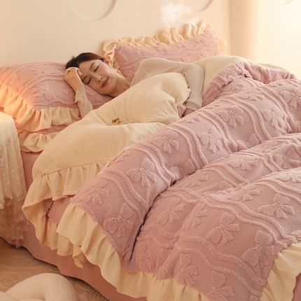 91家纺网 家纺一手货源 找家纺 首尔家纺 2024新款高克重雕花韩版花边款塔芙绒牛奶绒四件套蝴蝶结系列 蝴蝶结-贝壳粉