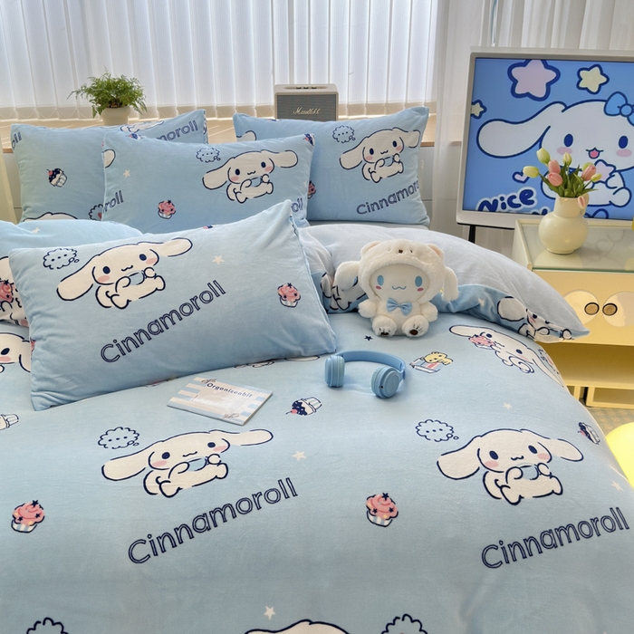 91家纺网 家纺一手货源 找家纺 曼之夏 2024新款A类三丽鸥卡通牛奶绒系列四件套 牛奶玉桂狗