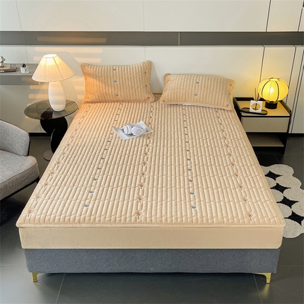91家纺网 家纺一手货源 找家纺 兄弟坊 2024新款纯色牛奶绒刺绣薄款床垫加厚绒保暖床笠床护垫 艾维-卡其（床笠款）