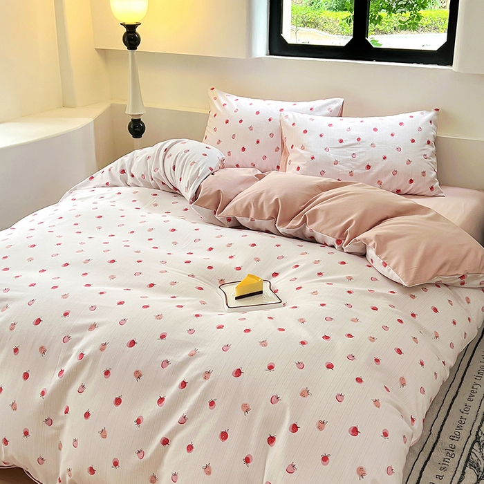 91家纺网 家纺一手货源 找家纺 田野 2024新款纯棉全棉磨毛印花四件套系列 幸运草莓