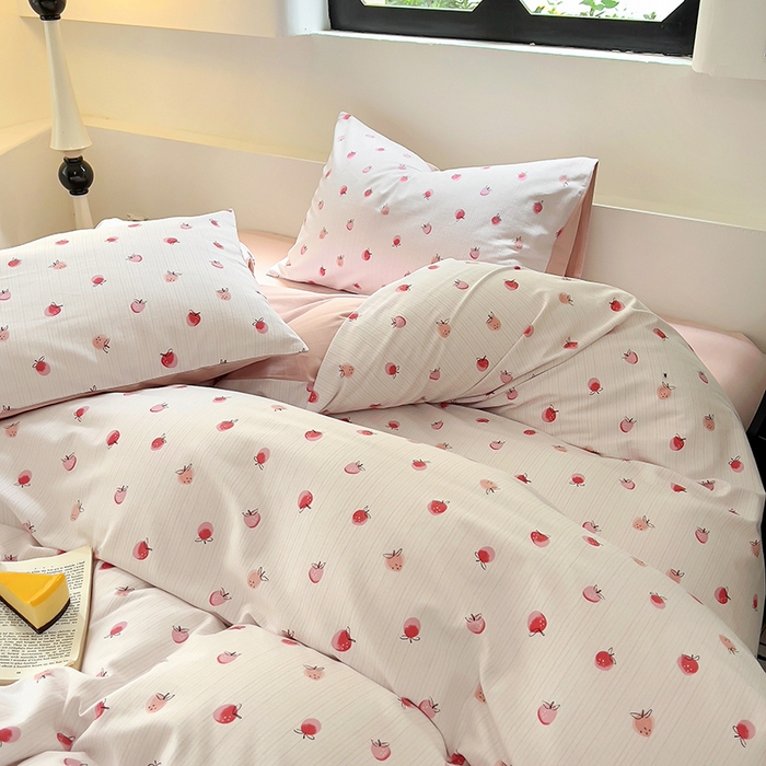 91家纺网 家纺一手货源 找家纺 田野 2024新款纯棉全棉磨毛印花四件套系列 幸运草莓