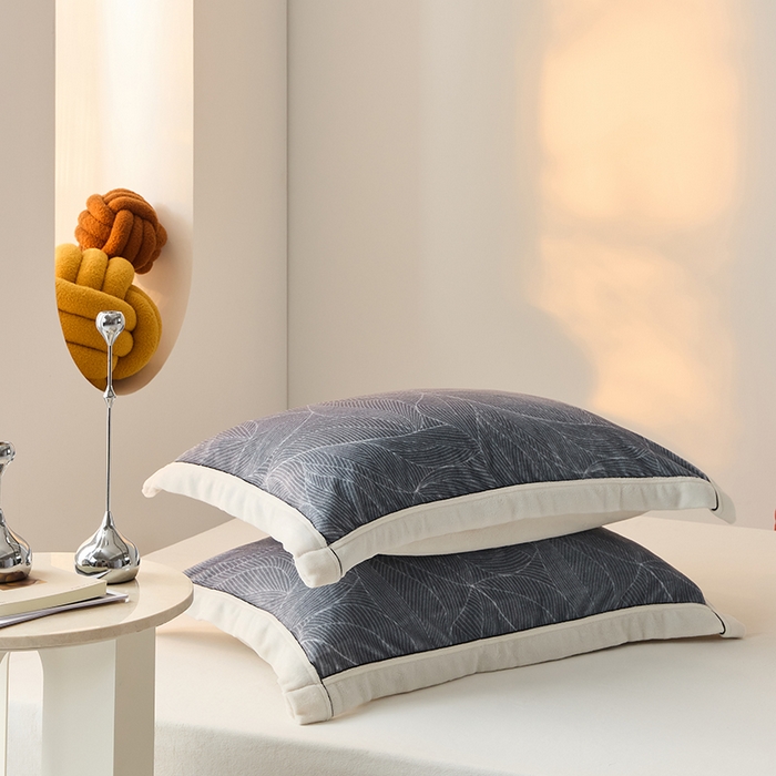 91家纺网 家纺一手货源 找家纺 LADYCOCO可可家居 单枕套-2024新款牛奶绒数码印花单品系列 叶子灰色+米白