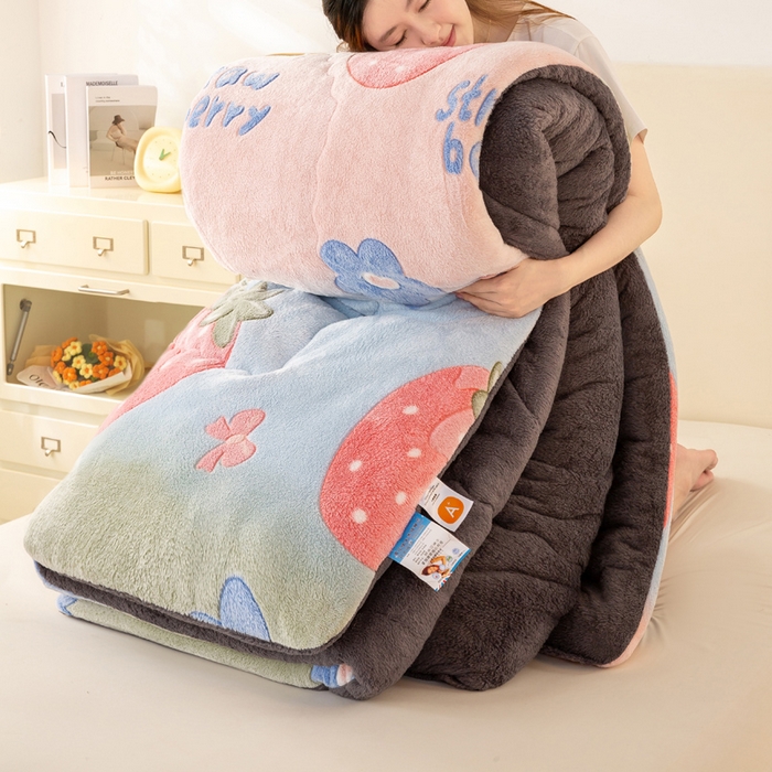 91家纺网 家纺一手货源 找家纺 好梦来家纺（原锦茂家纺） 2025新款印花款A类雪花绒冬被羊羔绒冬被被芯冬季牛奶绒冬被 缤纷草莓