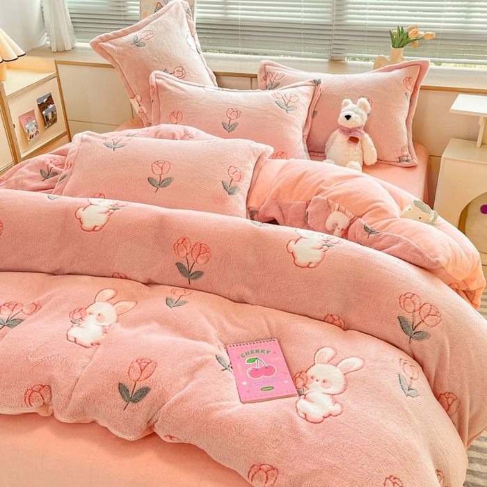 91家纺网 家纺一手货源 找家纺 慕尚 2025新款高克重印花雪花绒被套单件 粉白兔