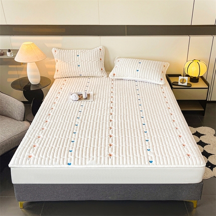 91家纺网 家纺一手货源 找家纺 （总）兄弟坊 2024新款纯色牛奶绒刺绣薄款床垫加厚绒保暖床笠床护垫