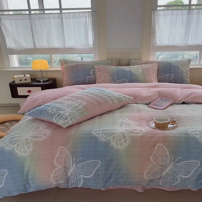 91家纺网 家纺一手货源 找家纺 言熙居2024新款-A面泡芙绒B面全消光8到9斤牛奶绒三四件套 蝴蝶-粉蓝