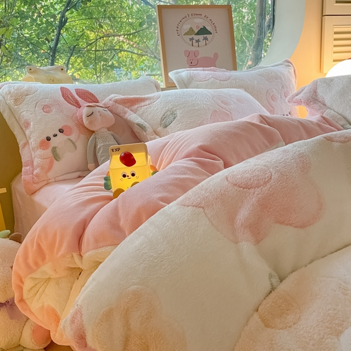 91家纺网 家纺一手货源 找家纺 慕尚 2025新款高克重印花雪花绒四件套  草莓兔