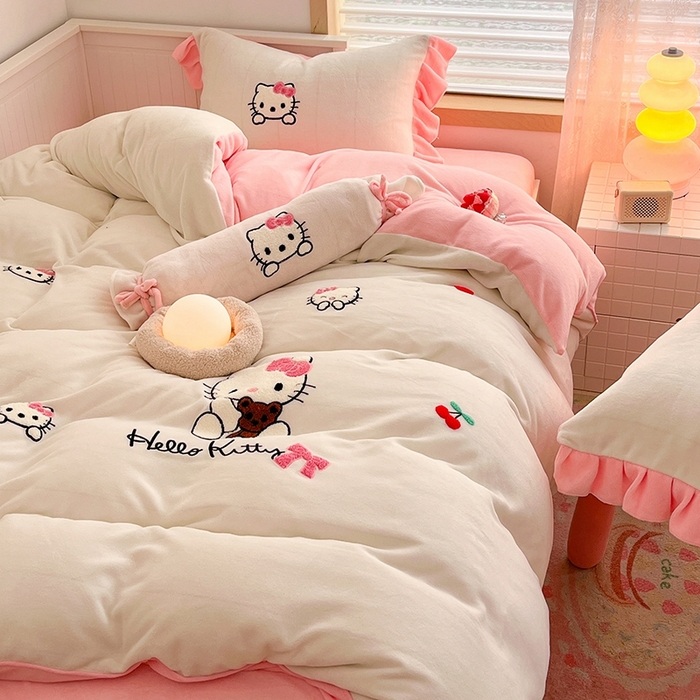 91家纺网 家纺一手货源 找家纺 绒世界 2024秋冬新款卡通毛巾绣牛奶绒四件套 kt猫白