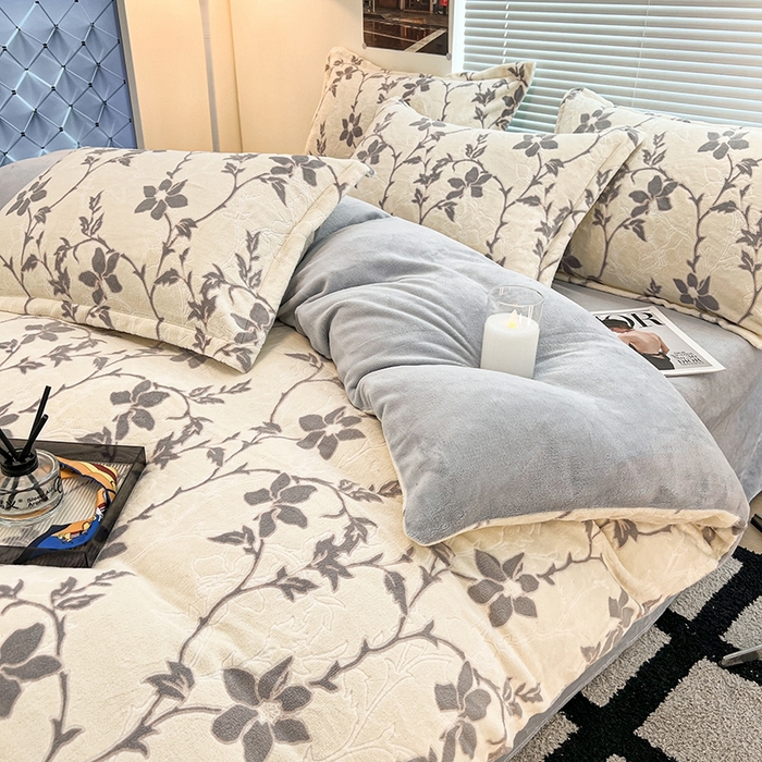 91家纺网 家纺一手货源 找家纺 慕尚 2025新款高克重保暖双色雕花绒被套单件 藤蔓-米灰