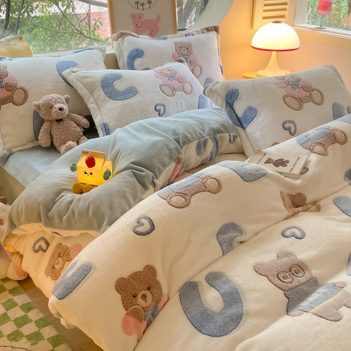 91家纺网 家纺一手货源 找家纺 慕尚 2025新款高克重印花雪花绒四件套  字母熊