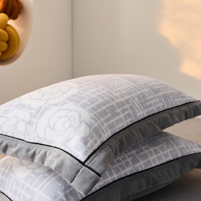 91家纺网 家纺一手货源 找家纺 LADYCOCO可可家居 单枕套-2024新款牛奶绒数码印花单品系列 山茶花浅灰+灰色