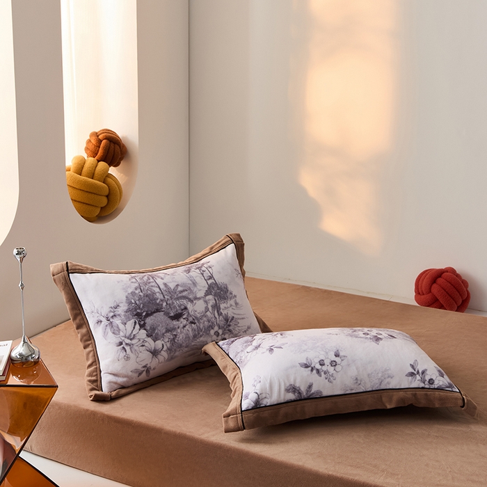 91家纺网 家纺一手货源 找家纺 LADYCOCO可可家居 单枕套-2024新款牛奶绒数码印花单品系列 山林浅驼+深咖