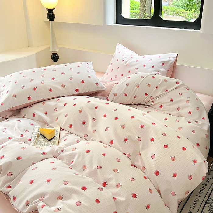 91家纺网 家纺一手货源 找家纺 田野 2024新款纯棉全棉磨毛印花四件套系列 幸运草莓