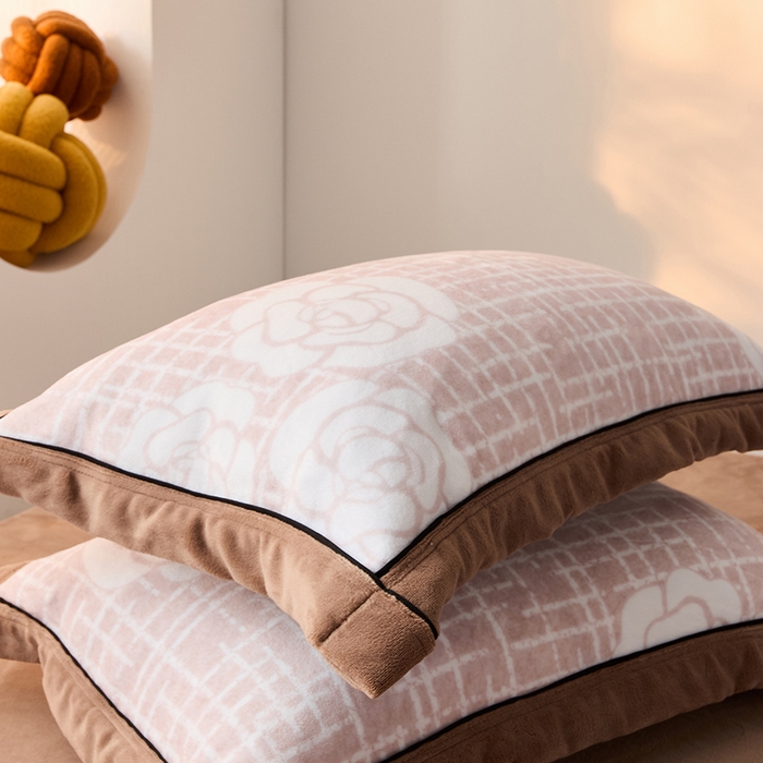 91家纺网 家纺一手货源 找家纺 LADYCOCO可可家居 单枕套-2024新款牛奶绒数码印花单品系列 山茶花玉色+深咖