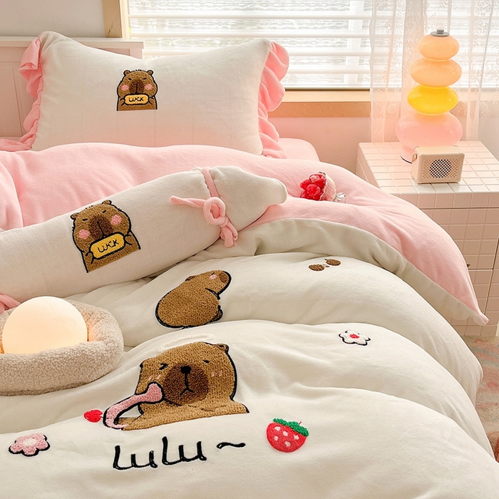 91家纺网 家纺一手货源 找家纺 绒世界 2024秋冬新款卡通毛巾绣牛奶绒四件套 恋爱小熊