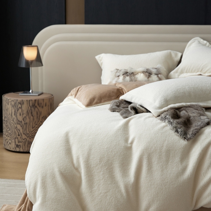 91家纺网 家纺一手货源 找家纺 金奇达家纺 2025秋冬保暖加厚绒类四件套多莉羊绒-德尔菲 月光白