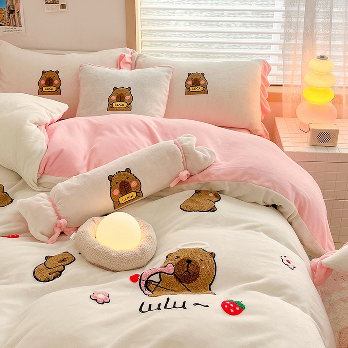 91家纺网 家纺一手货源 找家纺 绒世界 2024秋冬新款卡通毛巾绣牛奶绒四件套 恋爱小熊