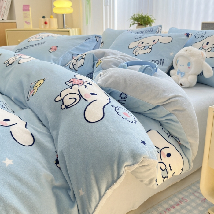 91家纺网 家纺一手货源 找家纺 曼之夏 2024新款A类三丽鸥卡通牛奶绒系列四件套 牛奶玉桂狗