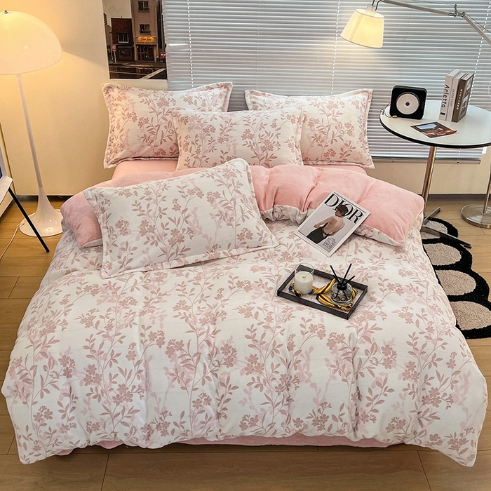 91家纺网 家纺一手货源 找家纺 慕尚 2025新款高克重保暖双色雕花绒四件套 羽叶-粉