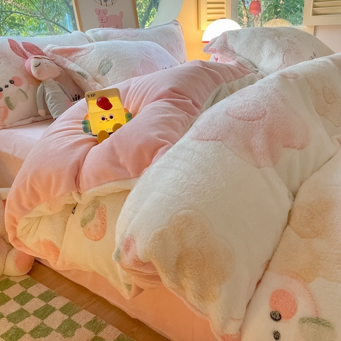 91家纺网 家纺一手货源 找家纺 慕尚 2025新款高克重印花雪花绒四件套  草莓兔