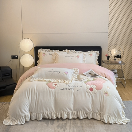 91家纺网 家纺一手货源 找家纺 爱家（原缔乐家纺） 牛奶绒贴布绣四件套-甜心草莓 甜心草莓-奶昔白